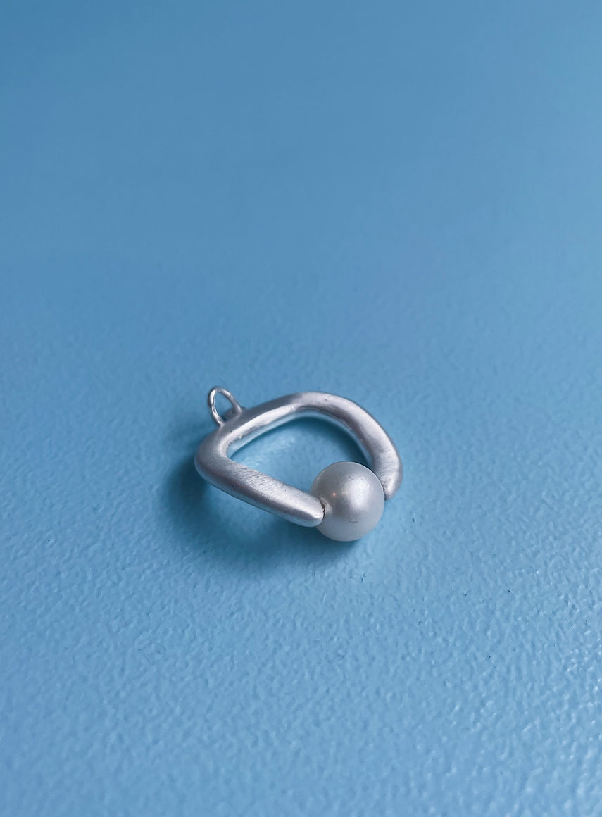 Pendant with pearl silver