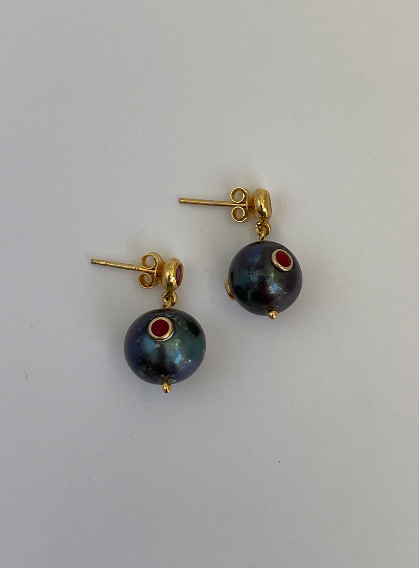 Small Black Pearl Red Stones