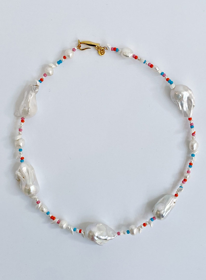 Odd bead halsband coral